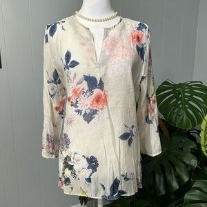 🛍️ beautiful sheer floral high-low top excellent condition.